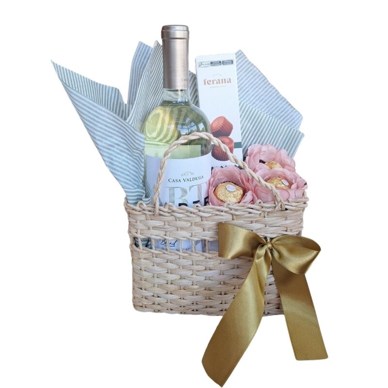 Bolsa de palha com vinho e bombons