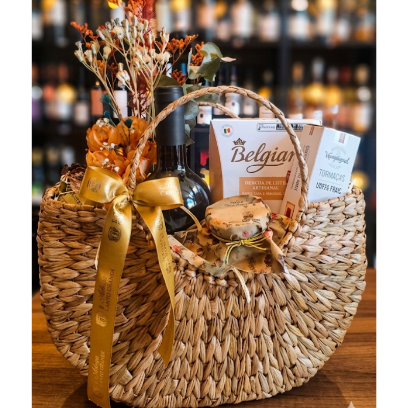 Cesta Meia Lua com Vinho Italiano e Chocolate Belga